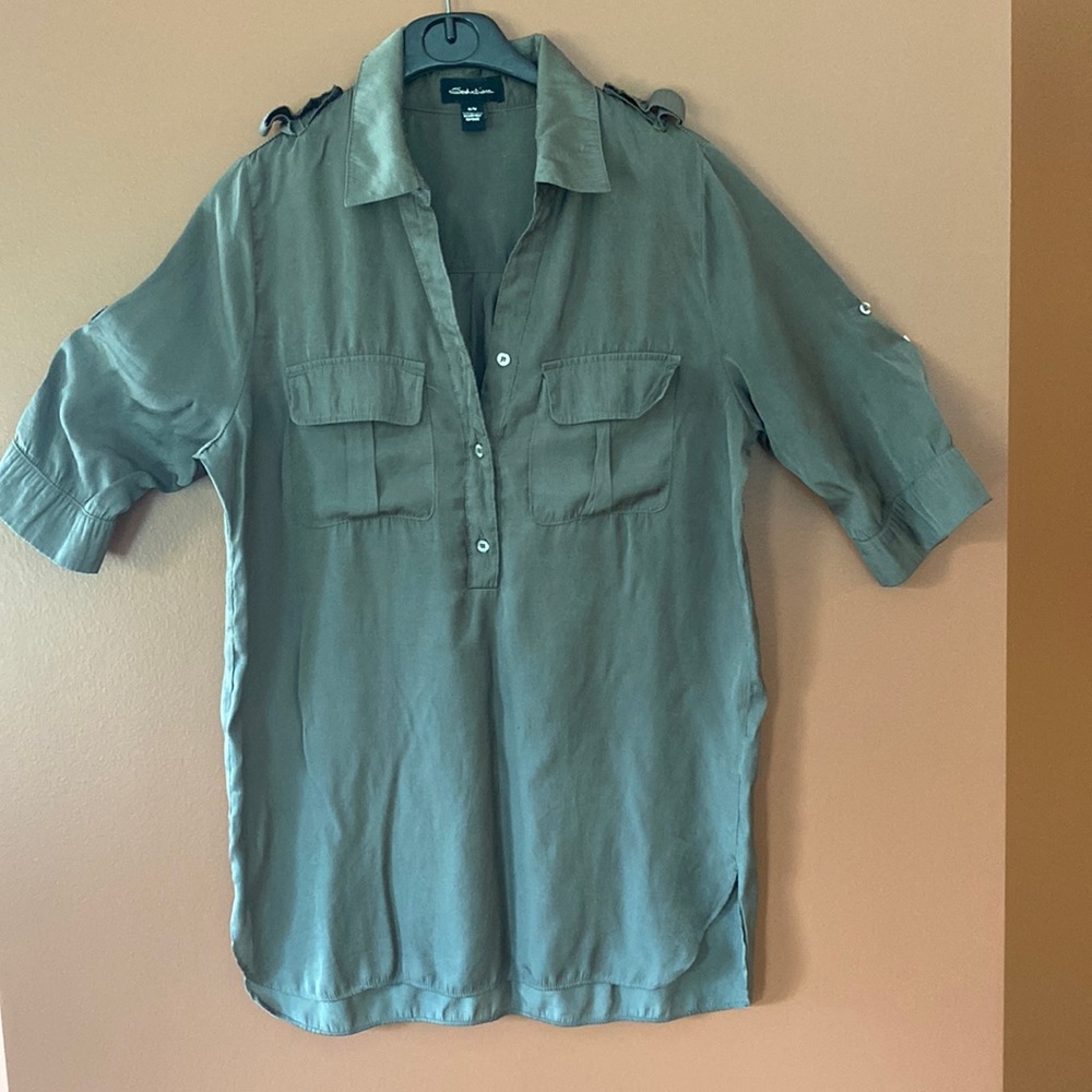 Ladies sage green tunic by Seductions in size medium. Silky feel.
